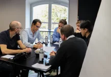 Réunion de travail collaborative dans un bureau lumineux.