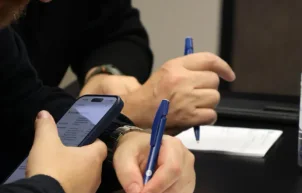 Ordinateur portable utilisé pour concevoir des interfaces numériques UX UI