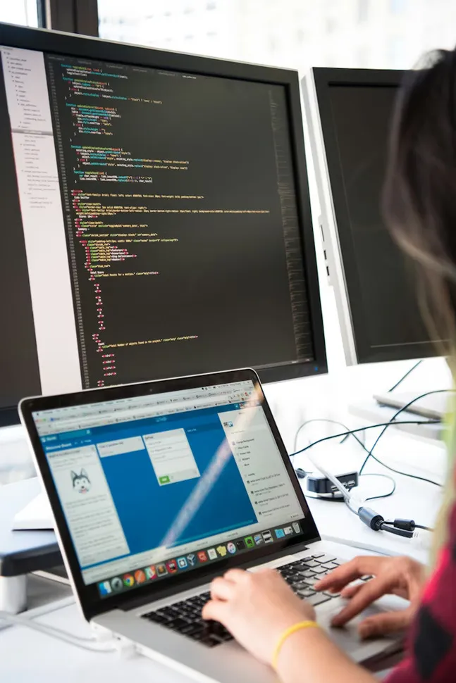 Ordinateur portable illustrant le travail technique d’une équipe de développement