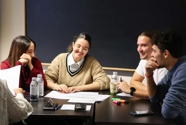 Équipe AMJ Groupe en discussion autour de documents