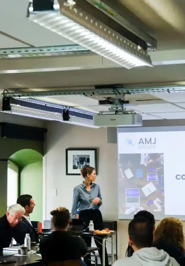 Équipe AMJ GROUPE collaborant sur un projet numérique